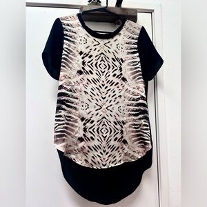 Vince Camuto Black and Cream Patterned Short Sleeve Top